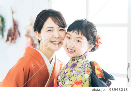 着物を着た親子 和装の記念撮影 写真館 フォトスタジオ 着物を着た親子 和装の記念撮影 写真館 フォトスタジオ 98948018