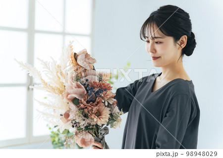 ブーケを作る女性 フラワーアレンジメント ブーケを作る女性 フラワーアレンジメント 98948029