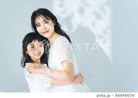 寄り添う女性と女の子　親子の美容イメージ 98948039