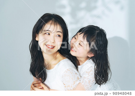寄り添う女性と女の子　親子の美容イメージ 98948048