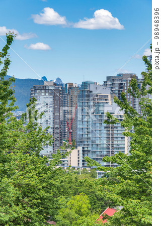 View at Vancouver downtown from West 7th avenue 98948396