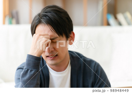 ミドル男性　悩む 98948449