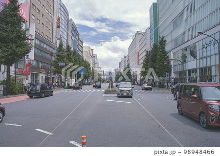 観光地東京新宿「人々が行き交う昼間の街並み」 観光地東京新宿「人々が行き交う昼間の街並み」 98948466
