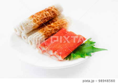 ビニール付きのかに風味かまぼこと竹輪 98948560