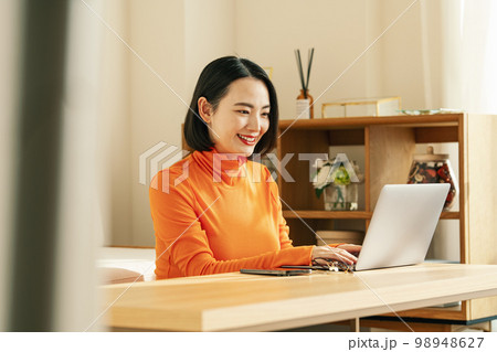 自宅でテレワークをする女性 98948627