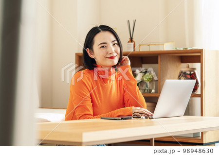 自宅でテレワークをする女性 自宅でテレワークをする女性 98948630