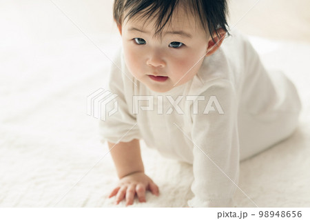 四つん這いになる0歳児の赤ちゃん 98948656