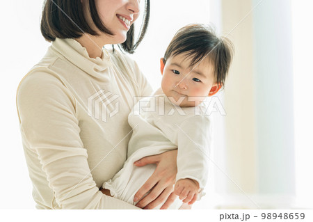 ママに抱っこされる0歳児の赤ちゃん ママに抱っこされる0歳児の赤ちゃん 98948659