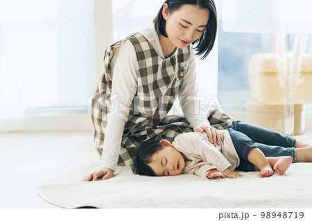 赤ちゃんを寝かせるベビーシッター 赤ちゃんを寝かせるベビーシッター 98948719