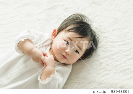 0歳児の赤ちゃん 0歳児の赤ちゃん 98948805
