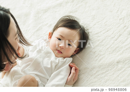 0歳児の赤ちゃん 98948806