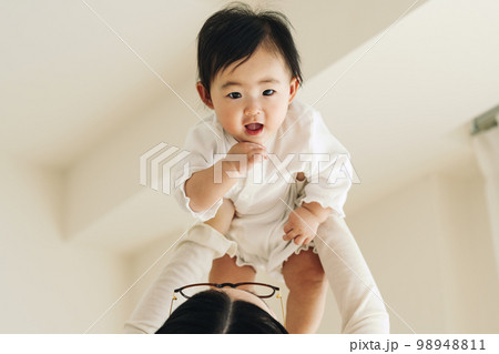 抱っこされる赤ちゃん 98948811