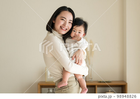 0歳児の赤ちゃんとママ 0歳児の赤ちゃんとママ 98948826