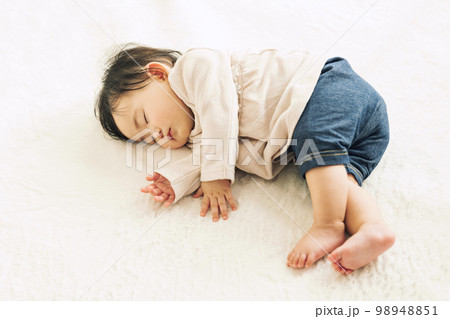 ラグでお昼寝する0歳児の赤ちゃん 98948851