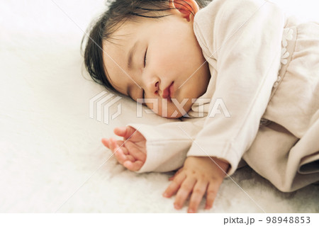 ラグでお昼寝する0歳児の赤ちゃん ラグでお昼寝する0歳児の赤ちゃん 98948853