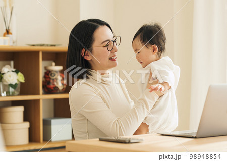 仕事と育児を両立させる女性 仕事と育児を両立させる女性 98948854