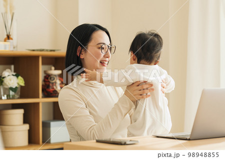 仕事と育児を両立させる女性 98948855