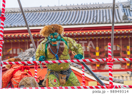 大須観音の節分会、鬼追いの儀式〈愛知県名古屋市〉 大須観音の節分会、鬼追いの儀式〈愛知県名古屋市〉 98949314