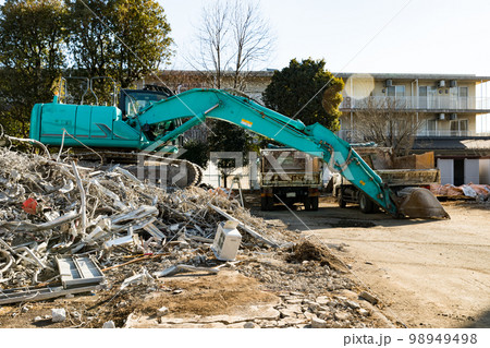 団地の解体工事現場 重機バックホーとダンプカー 団地の解体工事現場 重機バックホーとダンプカー 98949498