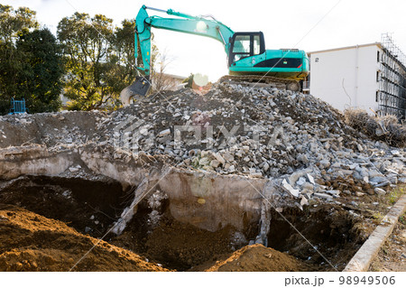 団地の解体工事現場　重機バックホー 98949506