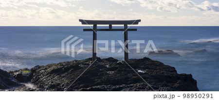 神磯の鳥居のパノラマ風景 神磯の鳥居のパノラマ風景 98950291