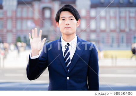 5つ　手　ジェスチャー　男性 98950400