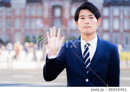 5つ 手 ジェスチャー 男性 5つ 手 ジェスチャー 男性 98950401