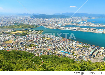 【香川県】屋島山頂「やしまーる展望台」から見た高松市街地の風景(日本観光地100選) 【香川県】屋島山頂「やしまーる展望台」から見た高松市街地の風景(日本観光地100選) 98951381
