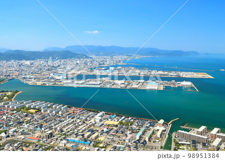 【香川県】屋島山頂「やしまーる展望台」から見た高松市街地の風景(日本観光地100選) 【香川県】屋島山頂「やしまーる展望台」から見た高松市街地の風景(日本観光地100選) 98951384