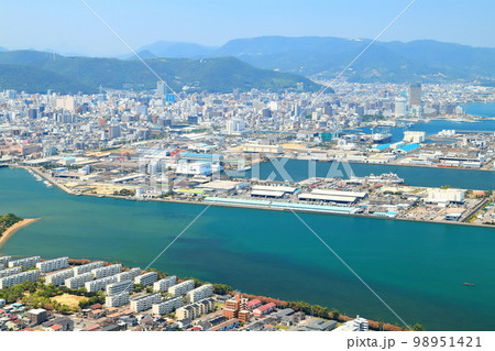 【香川県】屋島山頂「やしまーる展望台」から見た高松市街地の風景(日本観光地100選) 【香川県】屋島山頂「やしまーる展望台」から見た高松市街地の風景(日本観光地100選) 98951421