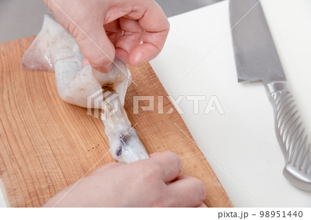 【ミドル主婦がスルメイカをさばく　肝を取り出す】 98951440