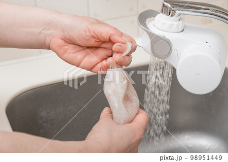 【ミドル主婦がスルメイカをさばく　胴体の中を洗う】 98951449