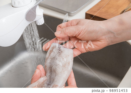 【ミドル主婦がスルメイカをさばく　胴体中の骨を取り出す】 98951453