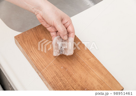 【ミドル主婦がスルメイカをさばく えんぺらを外す】 【ミドル主婦がスルメイカをさばく えんぺらを外す】 98951461