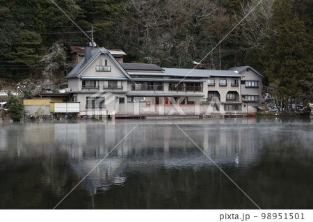 The Kinrinko Lake is small lake and famous Landmark in Yufuin,Oita,Japan 98951501