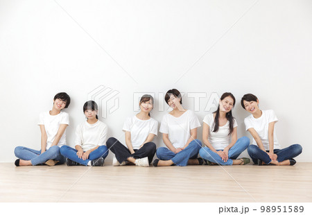 世代別　女性の悩み 98951589