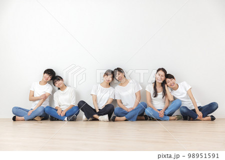 世代別　女性の悩み 98951591