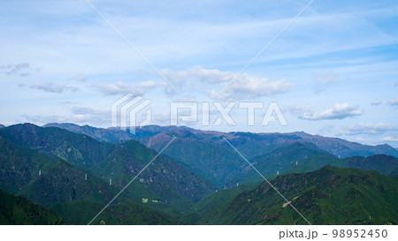 天狗倉山から眺める紀伊山地の美しい山の峰 天狗倉山から眺める紀伊山地の美しい山の峰 98952450