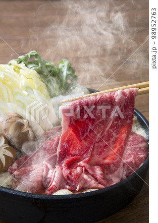 すき焼き 和牛の料理 すき焼き 和牛の料理 98952763