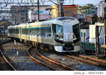 100年を超える歴史の地上線・地上駅『春日部駅』を行く東武特急・リバティ500系 100年を超える歴史の地上線・地上駅『春日部駅』を行く東武特急・リバティ500系 98955094