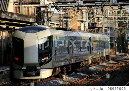 100年を超える歴史の地上線・地上駅『春日部駅』を行く東武特急・リバティ500系 100年を超える歴史の地上線・地上駅『春日部駅』を行く東武特急・リバティ500系 98955096