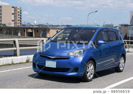 コンパクトカー　道路走行 98956659