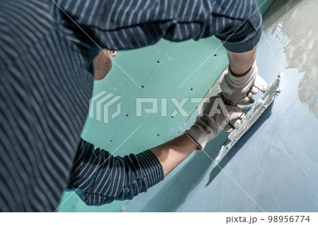 insulation of a concrete wall against moisture with the use of a trowel 98956774