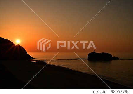 白兎海岸からの夕日 98957290