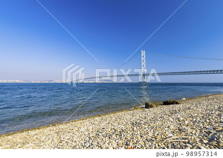 淡路市の海岸から眺める明石海峡大橋 / Akashi Kaikyo Bridge, Japan 淡路市の海岸から眺める明石海峡大橋 / Akashi Kaikyo Bridge, Japan 98957314