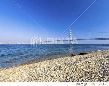 兵庫県淡路市の海岸から眺める明石海峡大橋 / Akashi Kaikyo Bridge, Japan 兵庫県淡路市の海岸から眺める明石海峡大橋 / Akashi Kaikyo Bridge, Japan 98957315