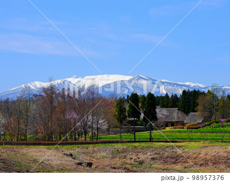 みやぎ蔵王三十六景 みちのく杜の湖畔公園 ふるさと村から望む冠雪の蔵王連峰 みやぎ蔵王三十六景 みちのく杜の湖畔公園 ふるさと村から望む冠雪の蔵王連峰 98957376