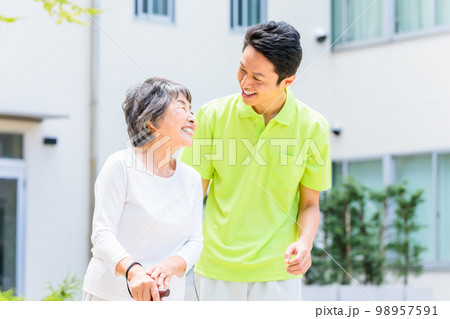 杖をついて歩くシニア女性と介護士 撮影協力:中央工学校附属日本語学校 杖をついて歩くシニア女性と介護士 撮影協力:中央工学校附属日本語学校 98957591