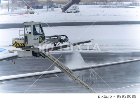 冬の空港 デアイシングカーによる除氷 北海道千歳市 冬の空港 デアイシングカーによる除氷 北海道千歳市 98958089
