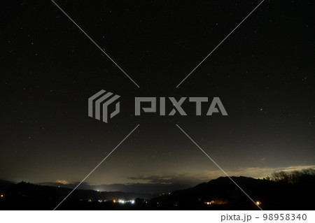 北杜市白州町、東の空は春の星々と入れ替わった深夜 98958340